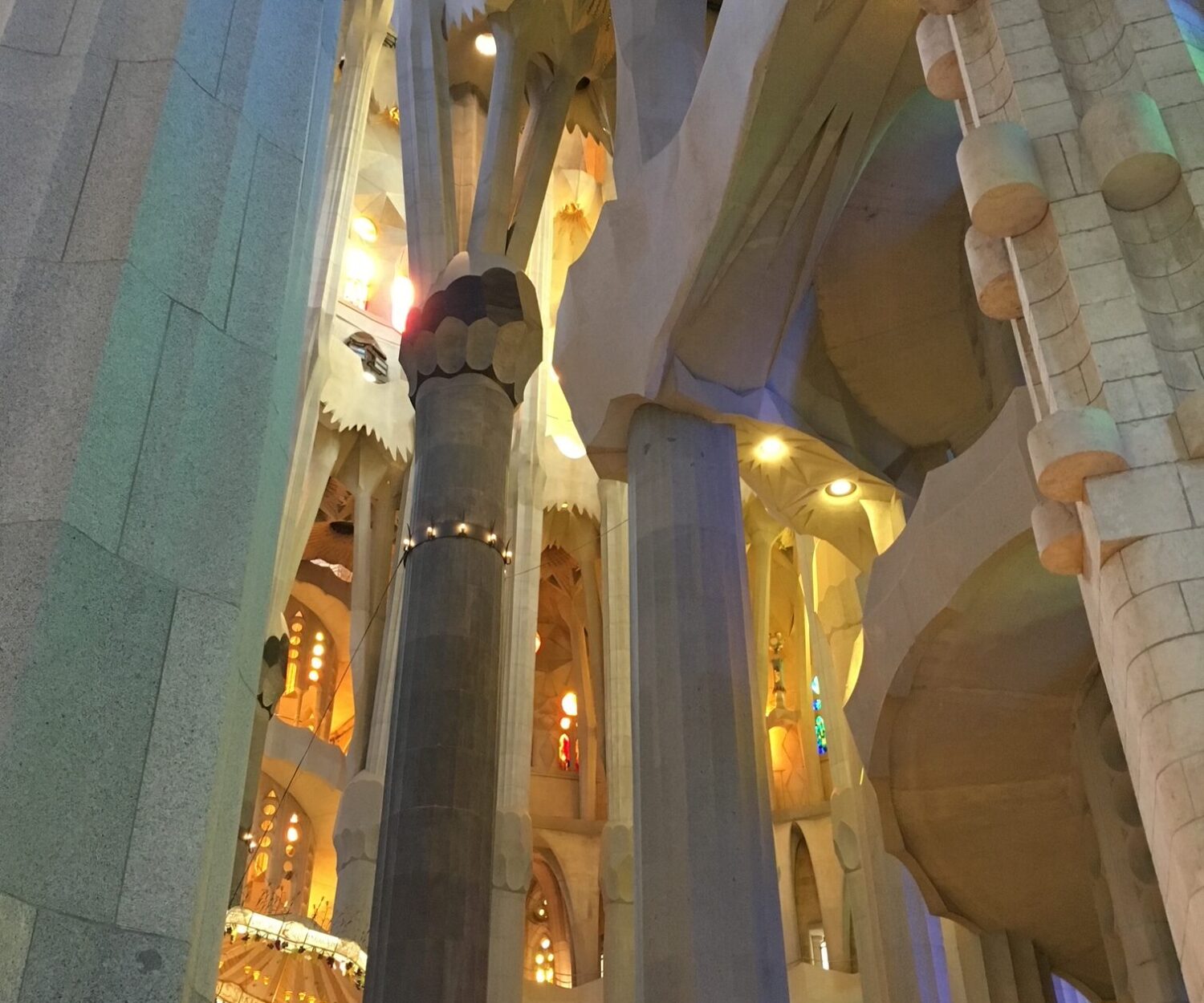 interieur van de Sagrada Familia in Barcelona